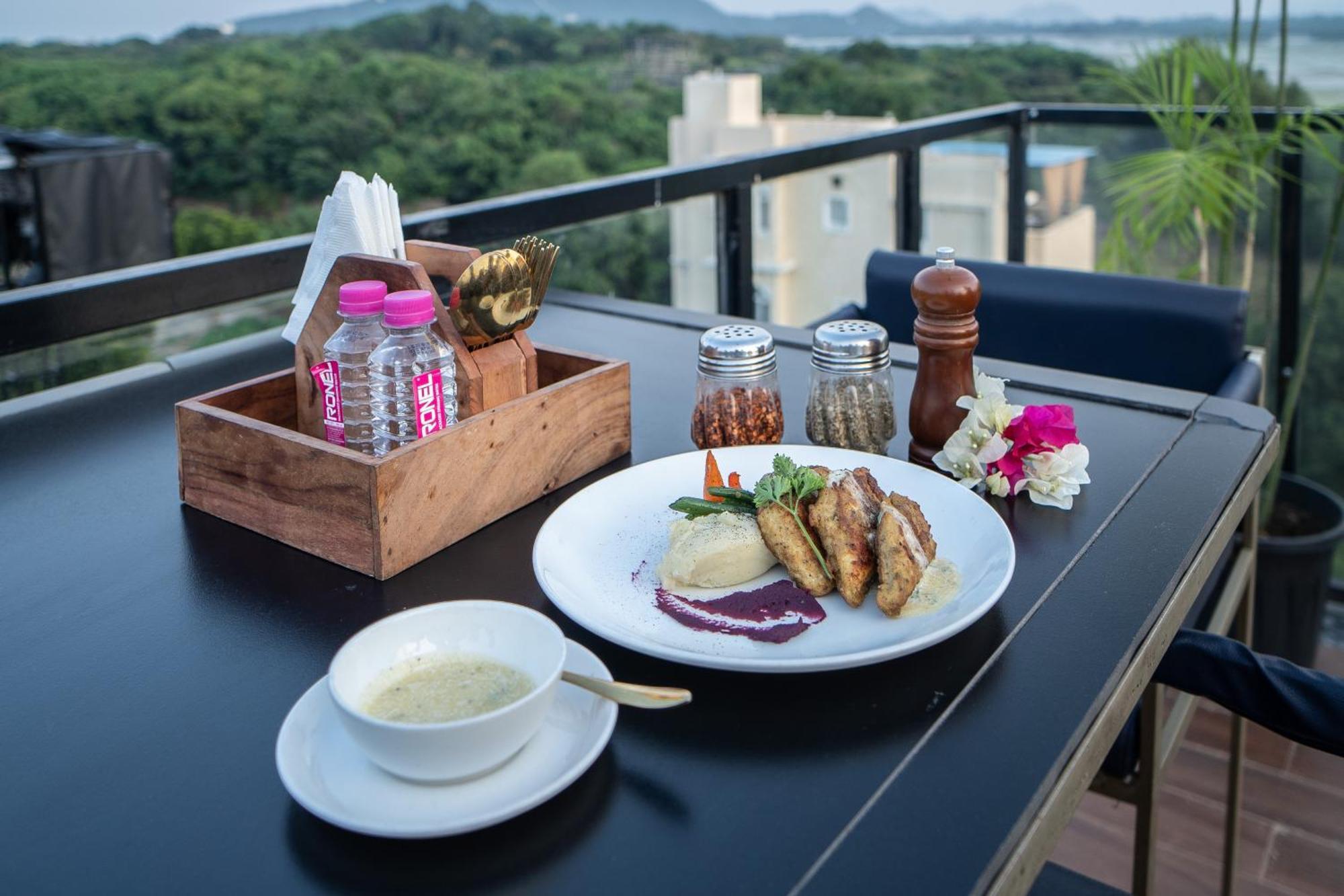 The Courtyard - Beyond Bar & Club Hotell Udaipur Exteriör bild