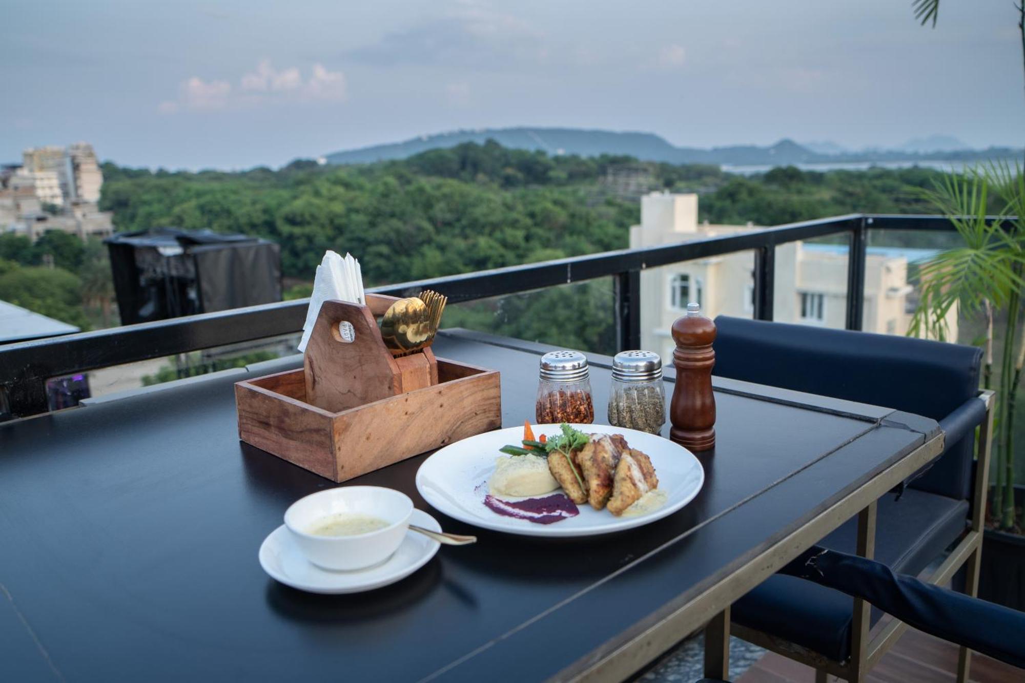 The Courtyard - Beyond Bar & Club Hotell Udaipur Exteriör bild