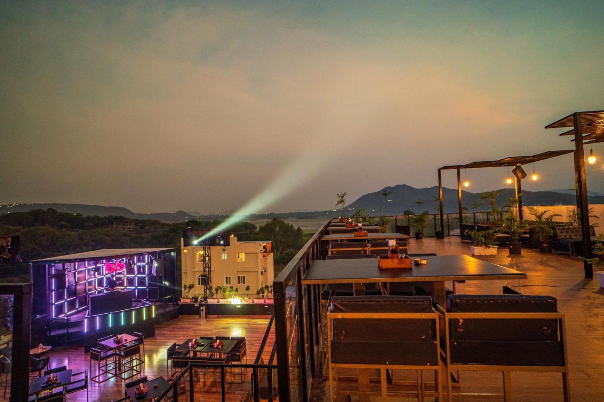 The Courtyard - Beyond Bar & Club Hotell Udaipur Exteriör bild