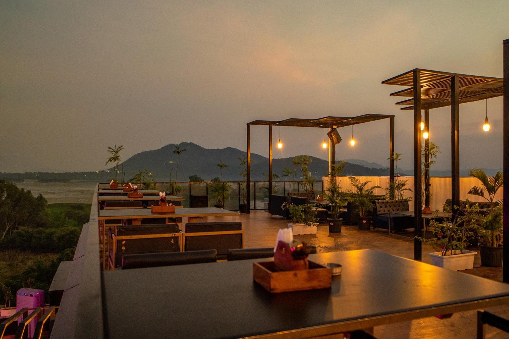 The Courtyard - Beyond Bar & Club Hotell Udaipur Exteriör bild
